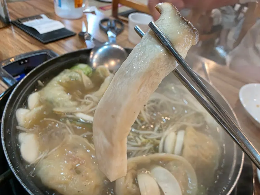 앞접시에 덜어낸 손만두와 채소