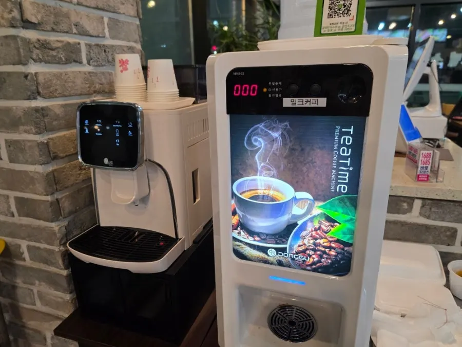 매장 한쪽에 마련된 셀프 커피머신