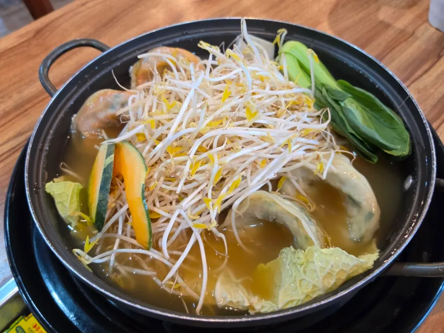 Mandu hot pot before it starts boiling