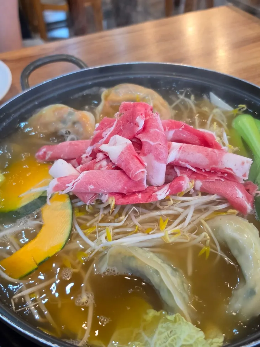 Mandu hot pot filled with mung bean sprouts and vegetables