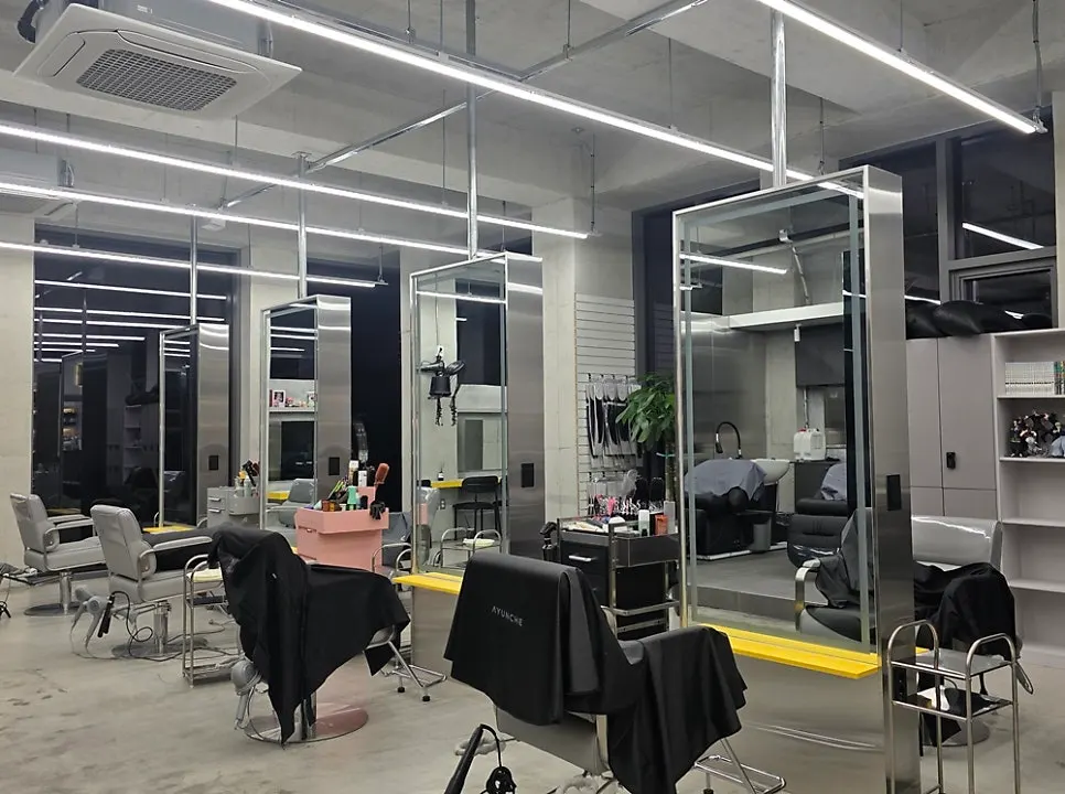 View of the treatment seating area at Arish Hapjeong Muse Hair Salon
