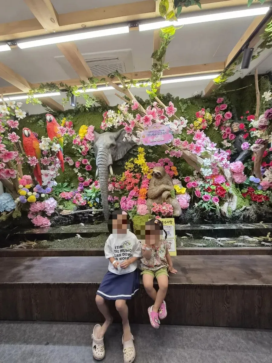 Kids after finishing the experience with the indoor animal park in view