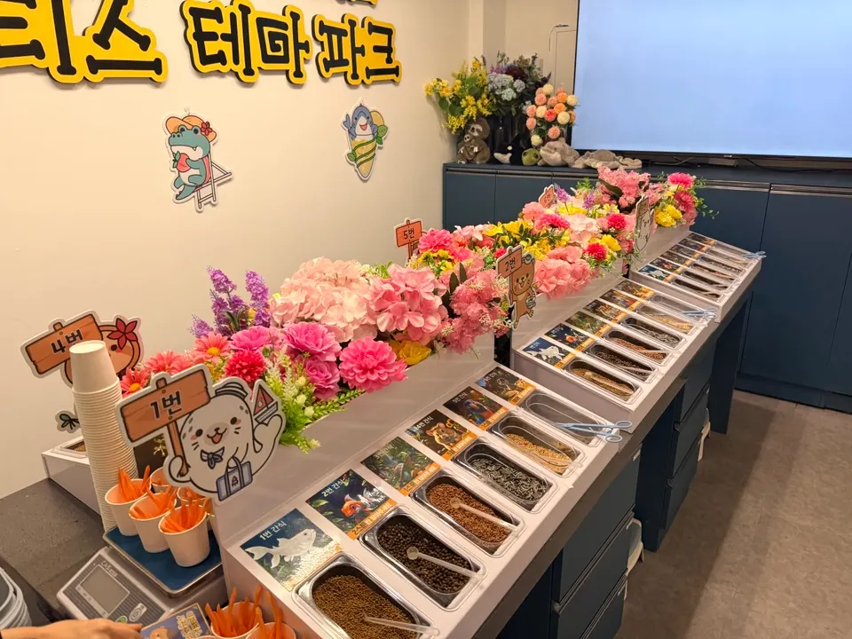 Feed-scooping activity corner after entering
