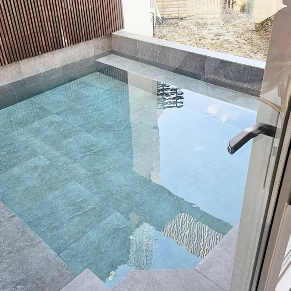 Downstairs bedroom with jacuzzi