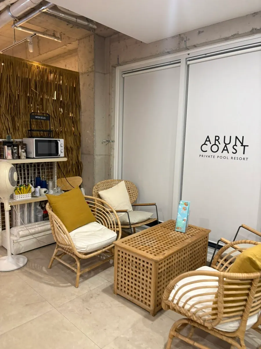 조명이 켜진 아룬코스트 야외수영장 야경