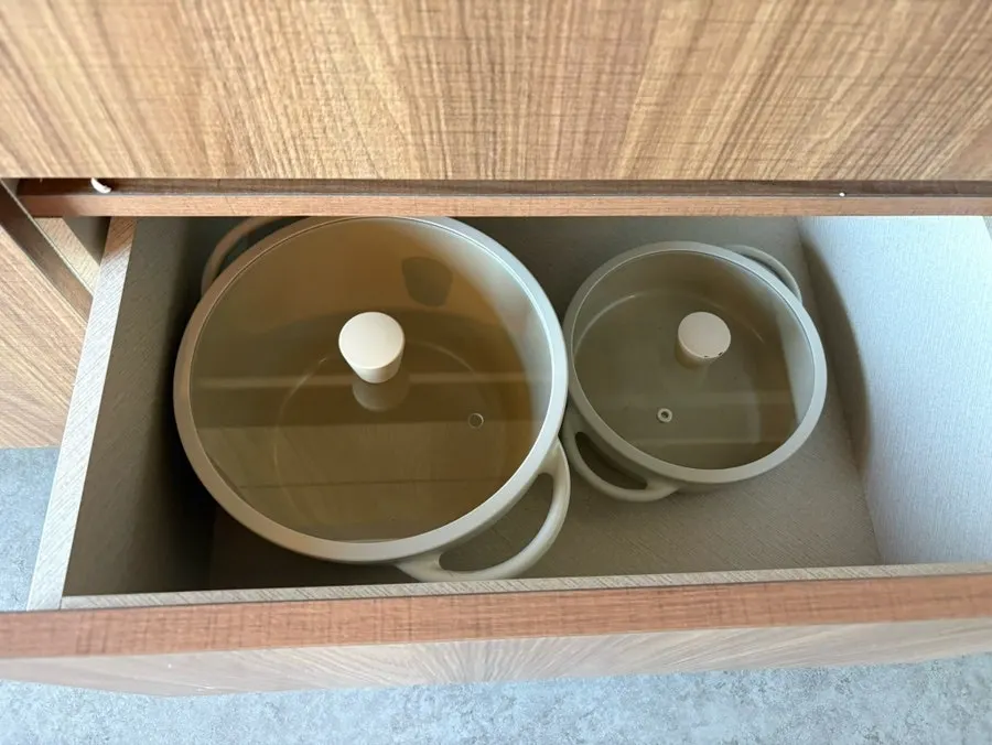 컵과 그릇이 정리된 주방 수납