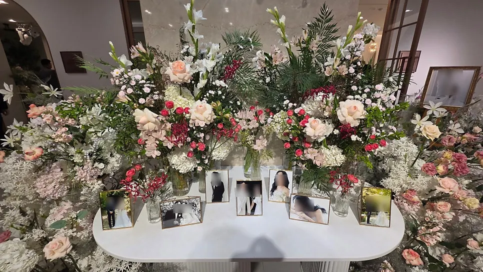 생화로 꾸민 아르베 포토테이블