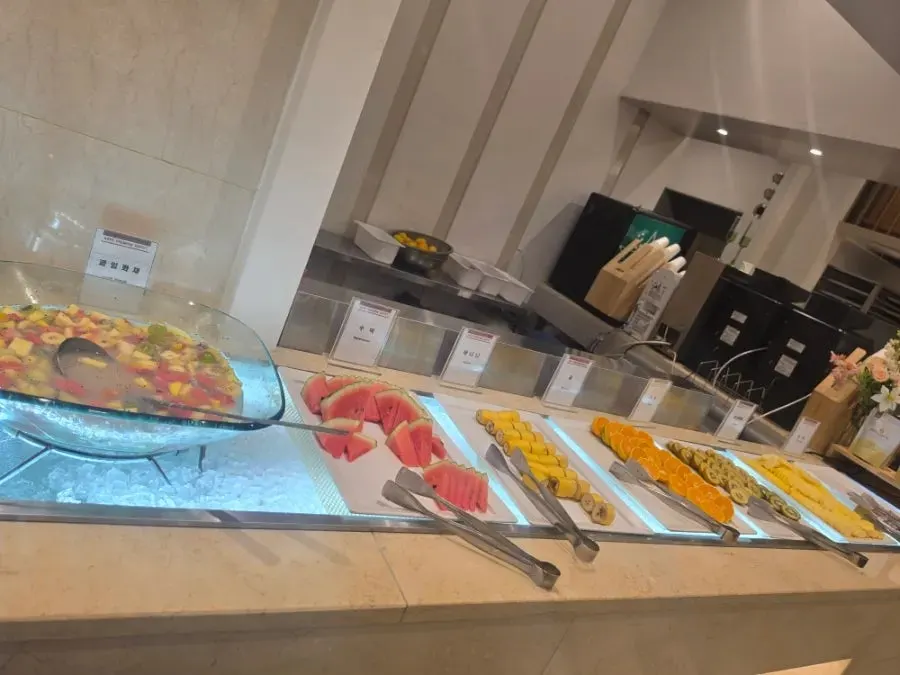 뷔페 과일 디저트 테이블 가로 컷