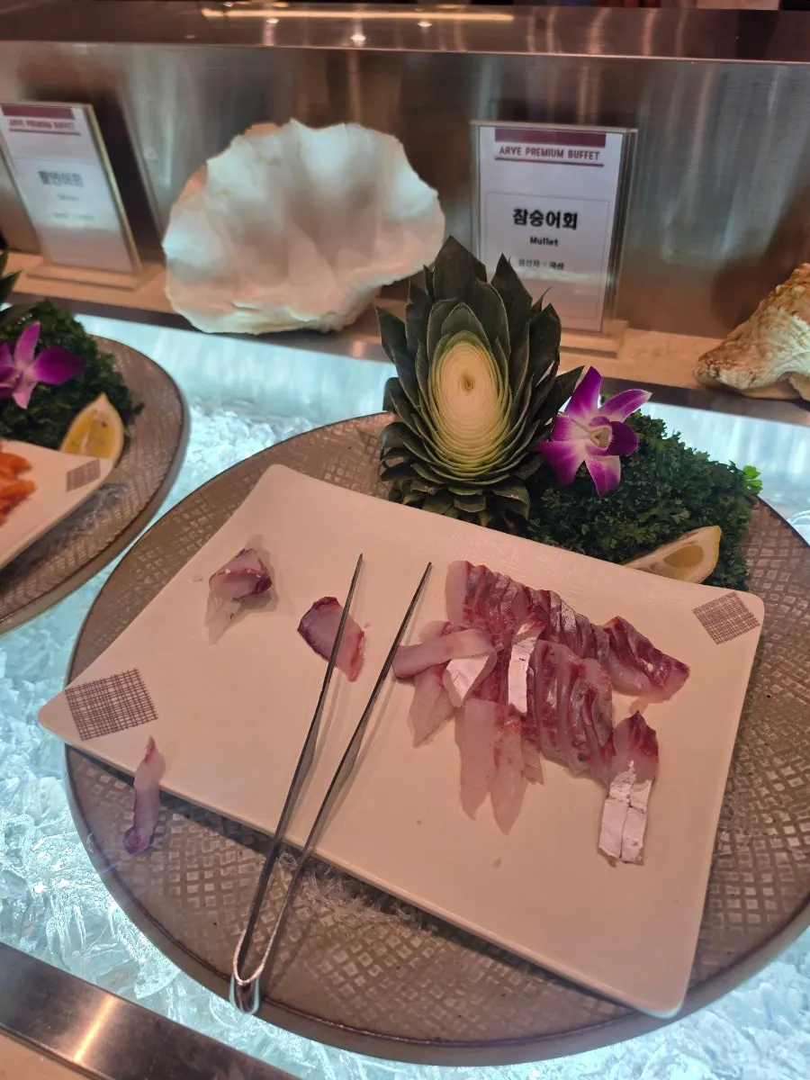 해산물이 놓인 뷔페 코너
