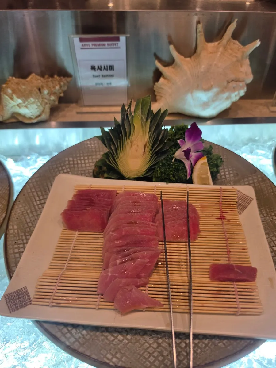 조개찜과 게찜 등 해산물 접시