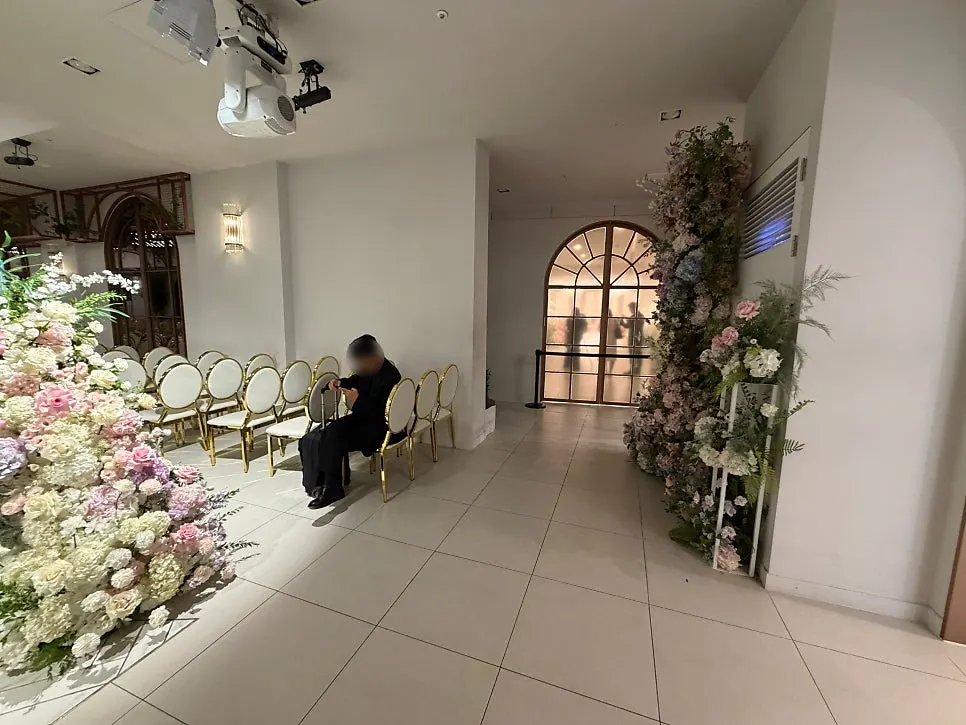 Arbe bridal waiting room with floral decor