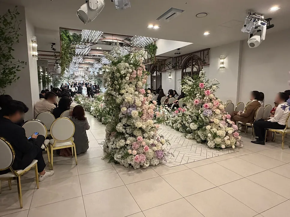 Sofa and photo backdrop in the Arbe bridal waiting room