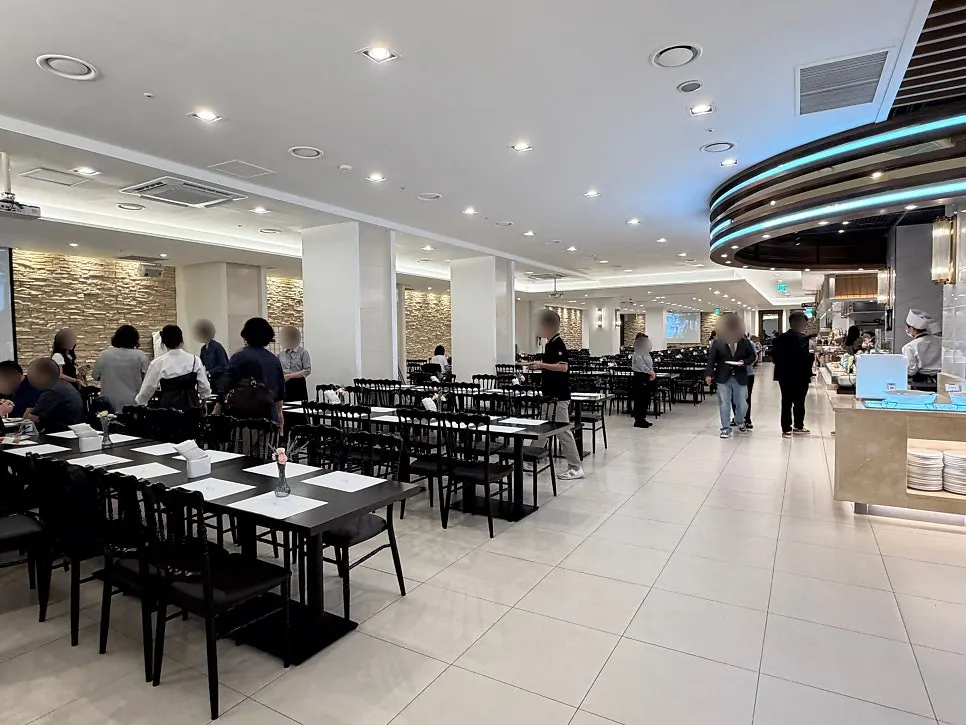 Banquet hall seating at Arbe with roomy aisles
