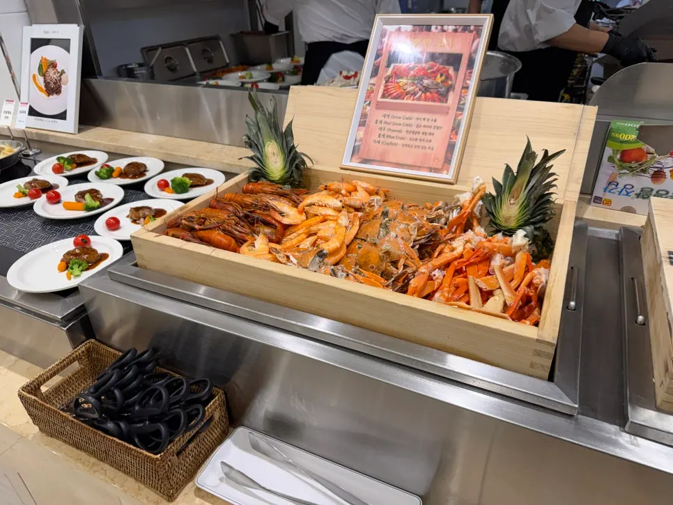 Table dining in the Arbe banquet hall