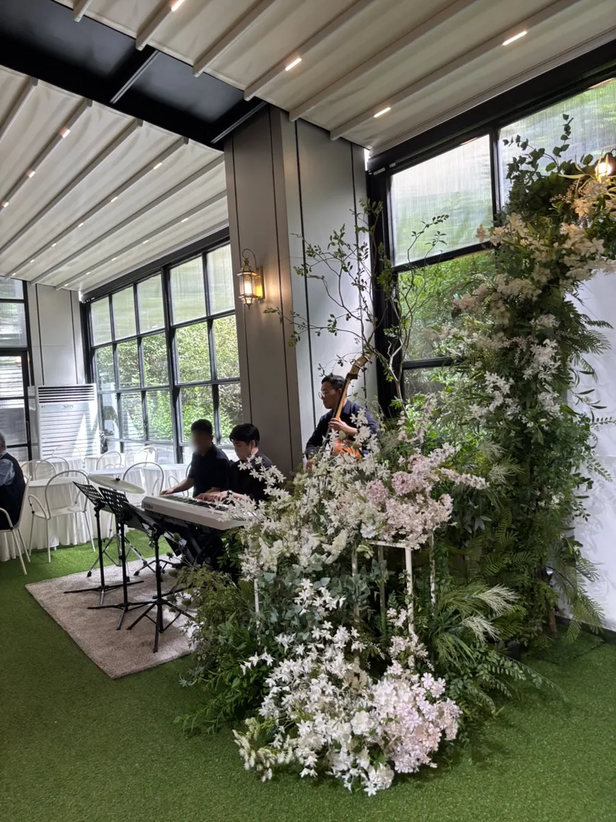 Live performance held in the lobby before the ceremony began