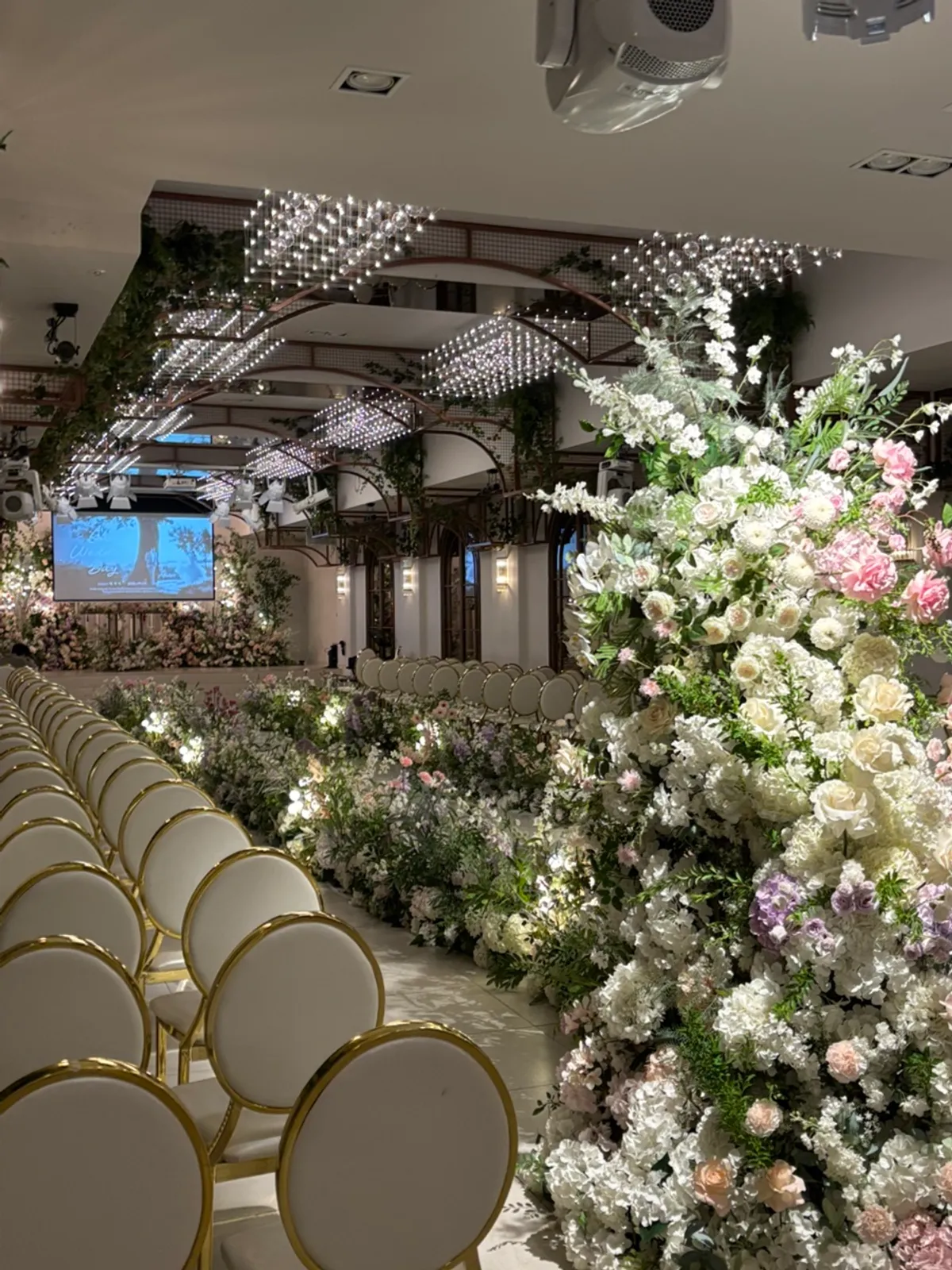 Arbe Wedding Hall's ceremony hall decorated with white-toned fresh flowers