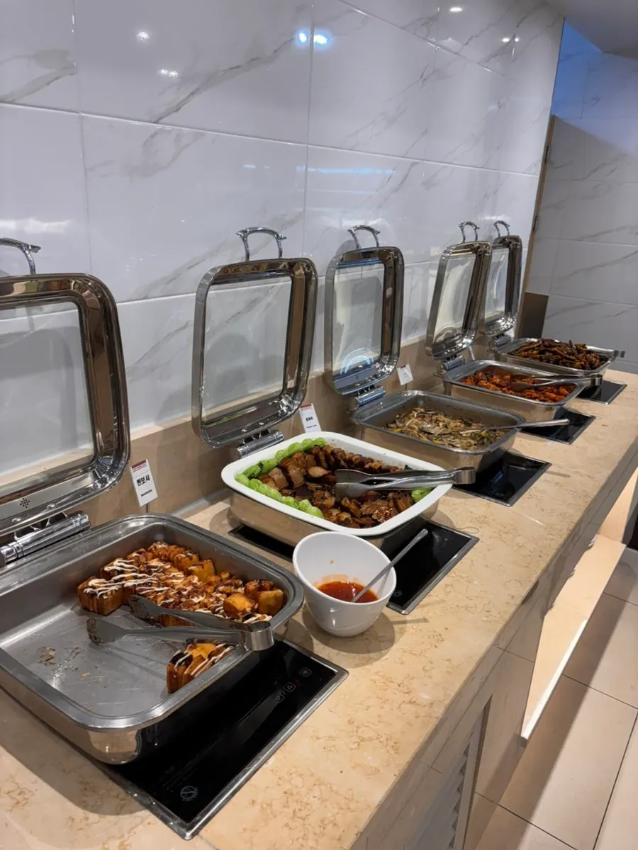 Buffet corner with made-to-order raw fish and seafood dishes