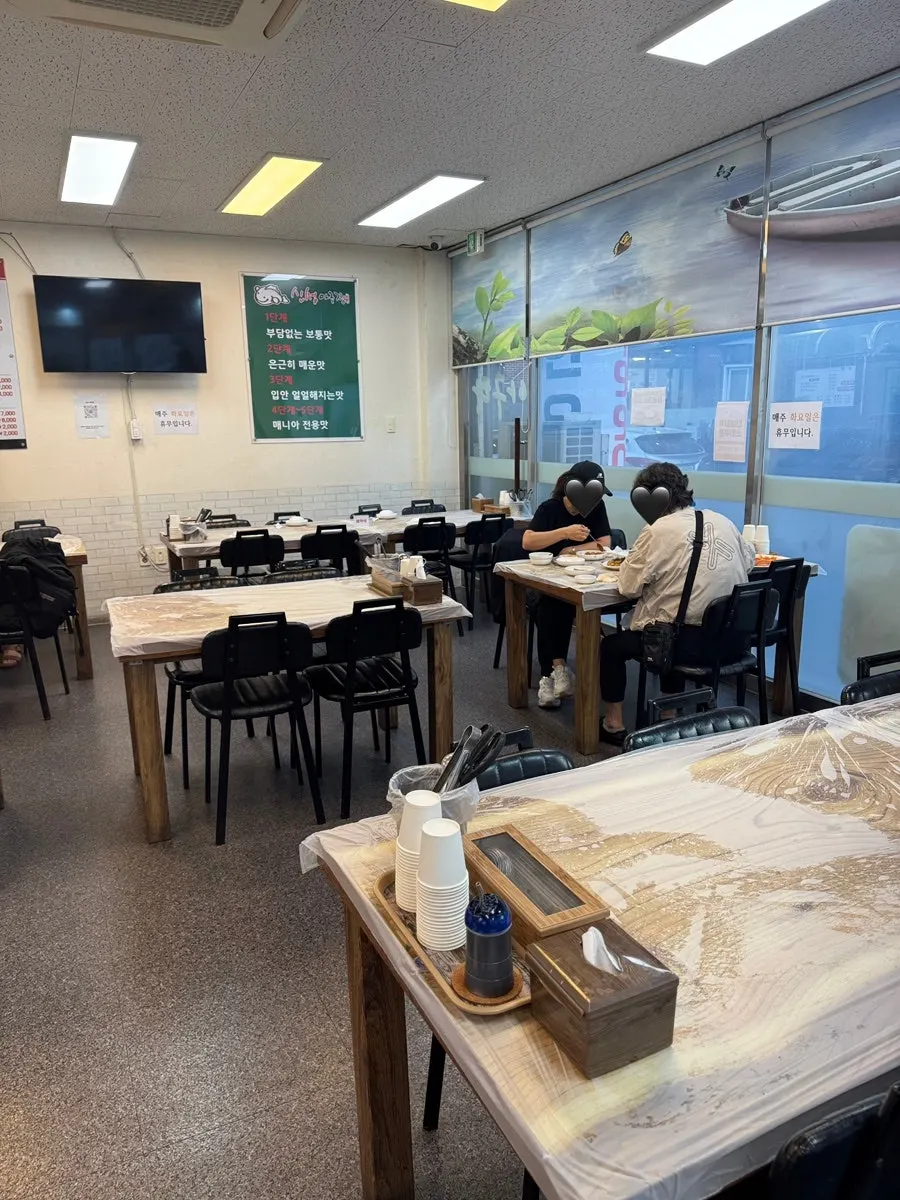 테이블이 놓인 아구찜집 홀 모습