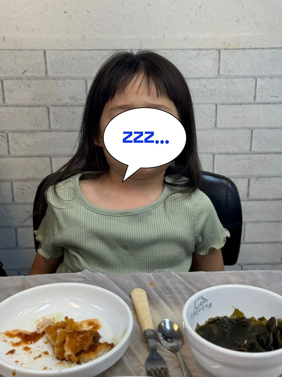기본 반찬과 미역국이 놓인 테이블