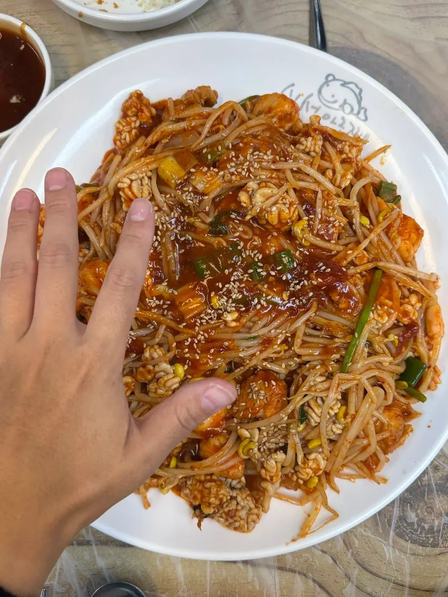순살 아구찜 양념과 아구살 클로즈업