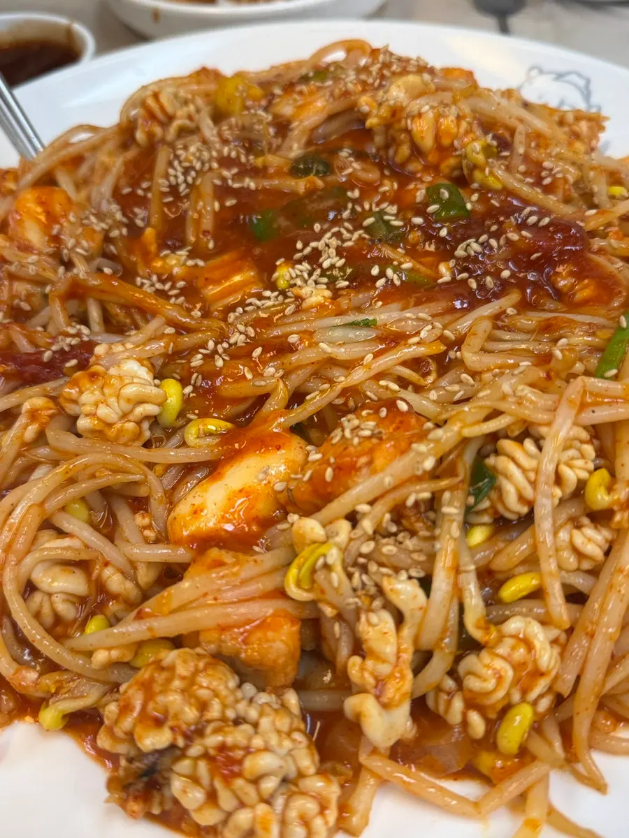 젓가락으로 집어 올린 순살 아구살