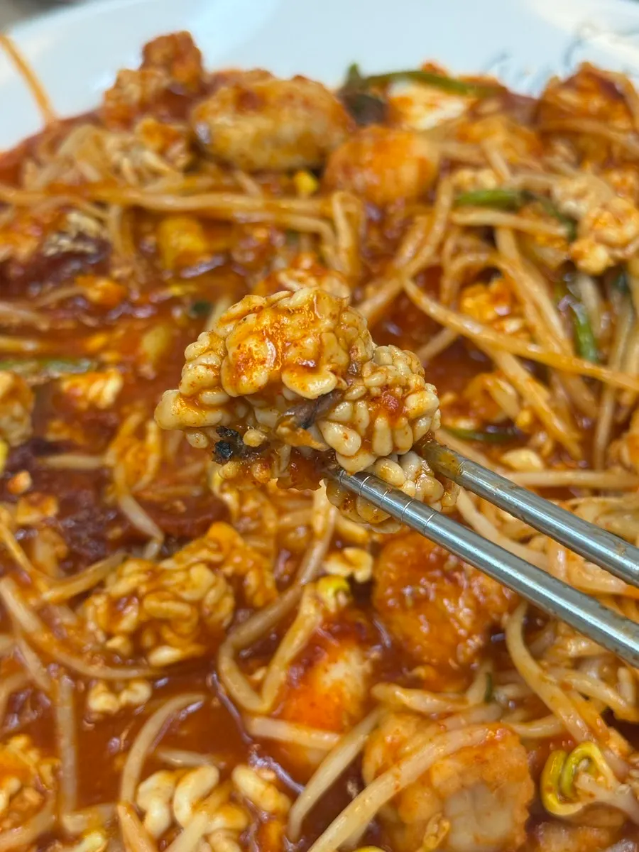 순살 아구찜 접시 위 양념 가득한 아구살