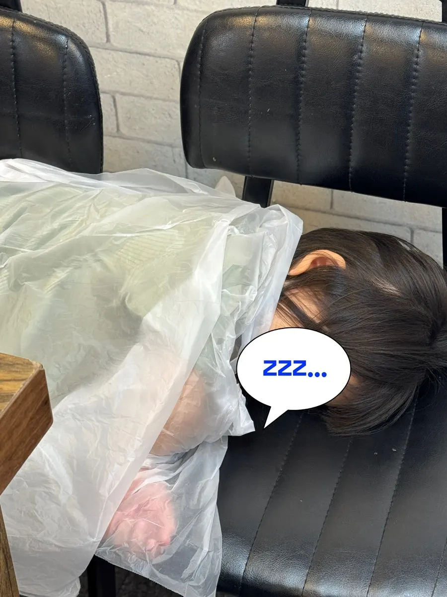사장님이 챙겨준 의자와 비닐
