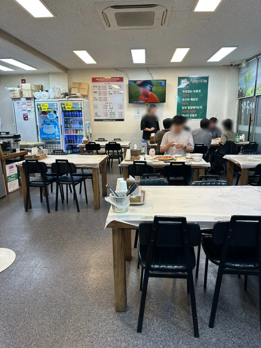 손님들이 식사 중인 매장 홀 풍경