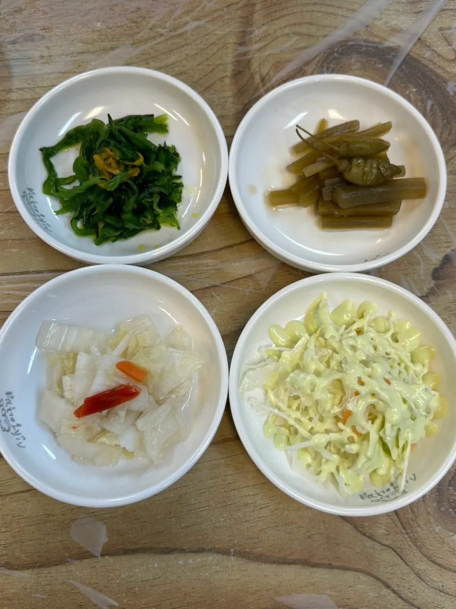 먼저 세팅된 기본 반찬 상차림