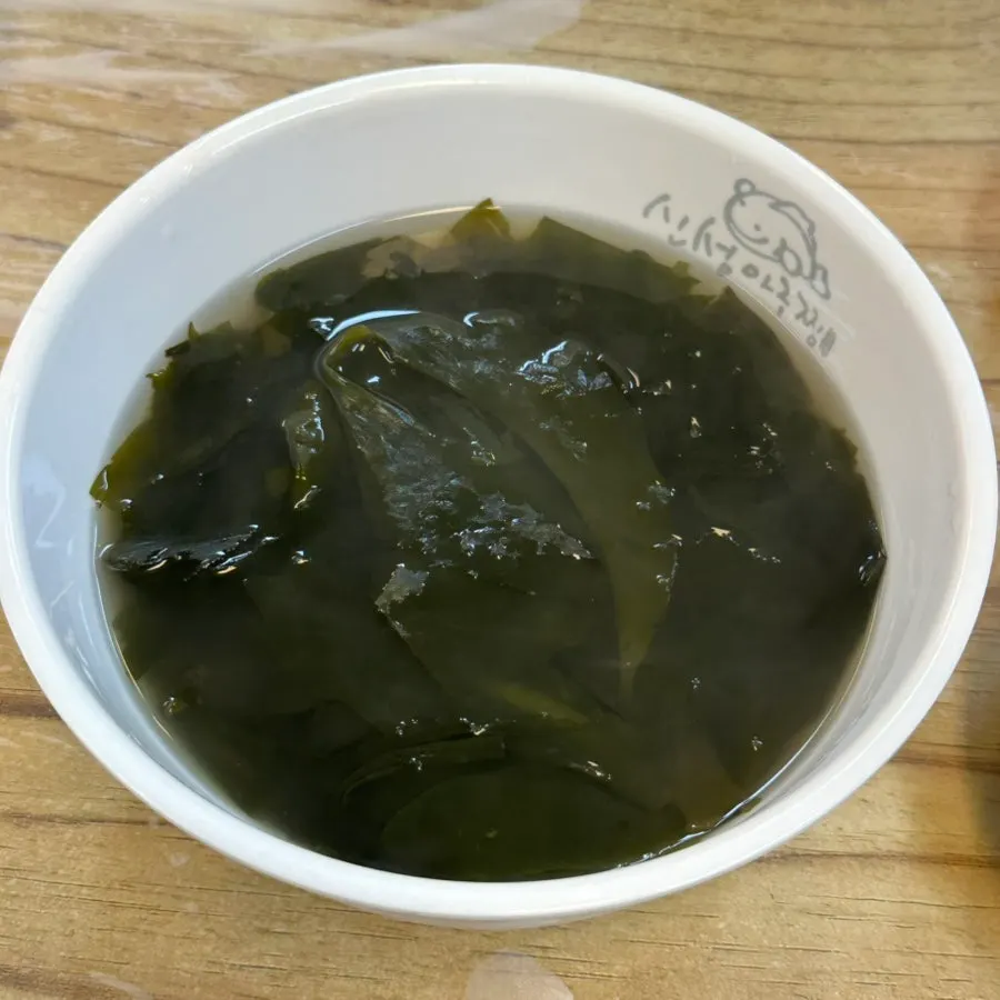 백김치와 샐러드 등 밑반찬 접시
