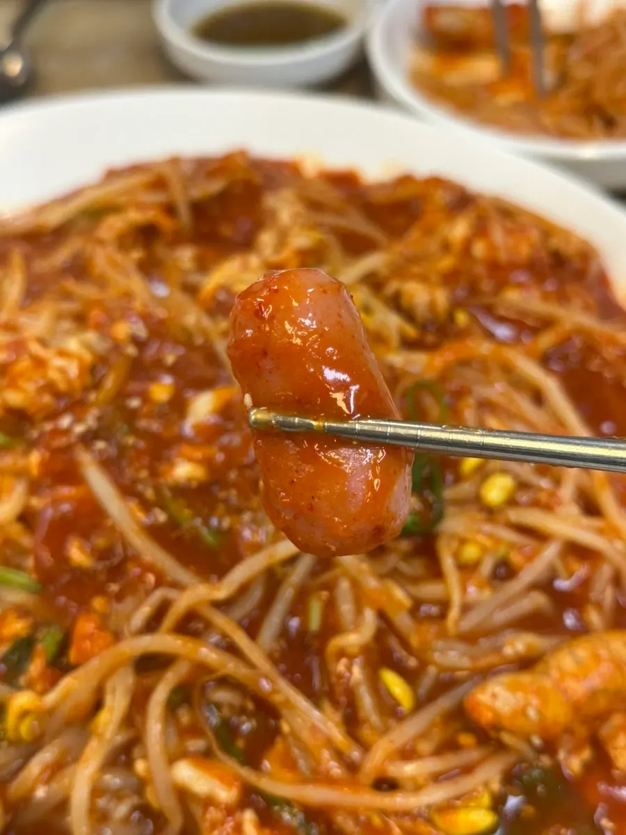 양념 묻은 치즈떡 사리 한 조각