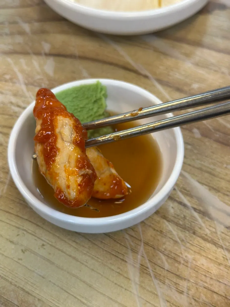 젓가락으로 집어 올린 튼실한 알
