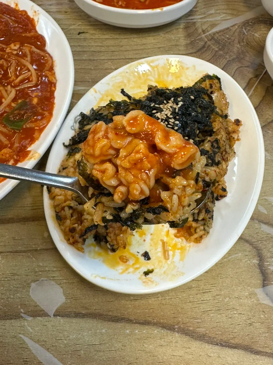 주방에서 볶아 나온 마무리 볶음밥