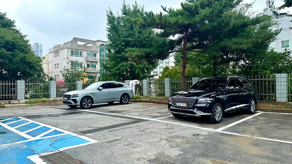 건물 옆 주차 공간