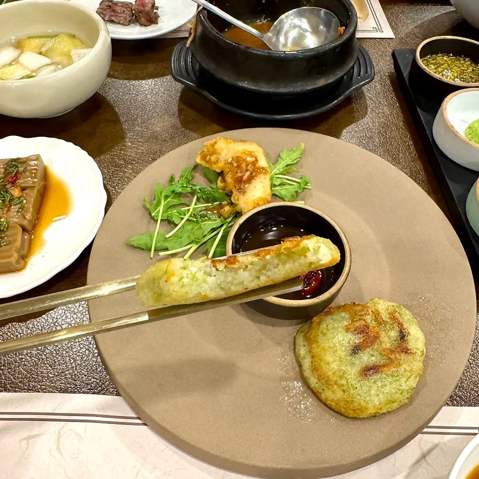 가지튀김이 담긴 반찬 접시