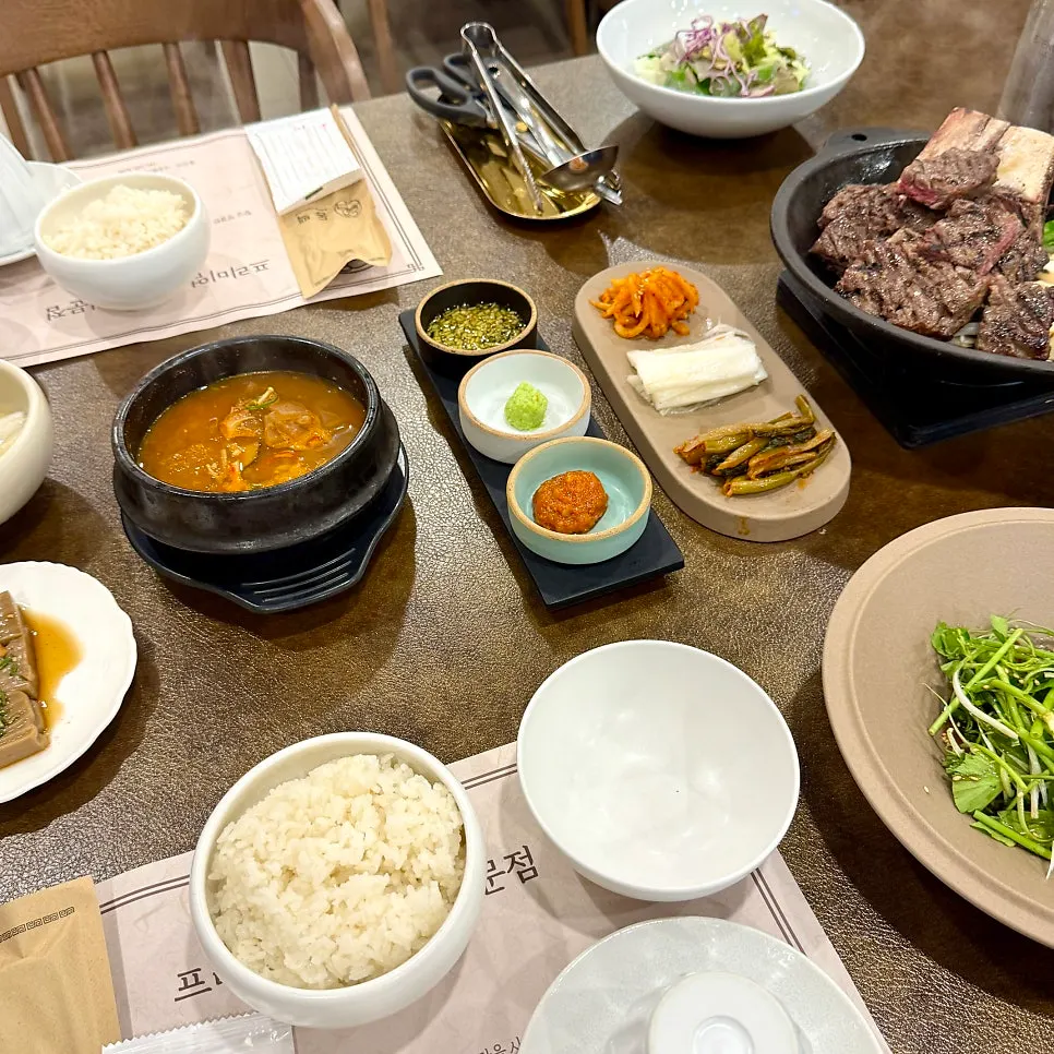 공기밥과 된장찌개가 놓인 상