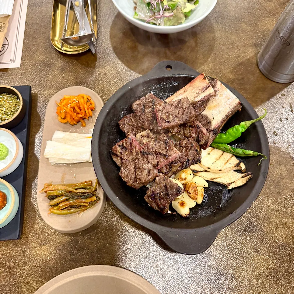 주방에서 구워져 나온 우석갈비
