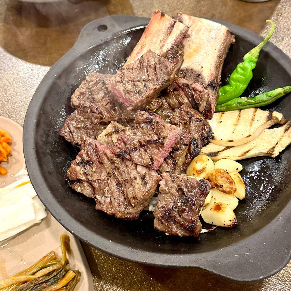 노릇하게 구워진 돼지갈비 접시