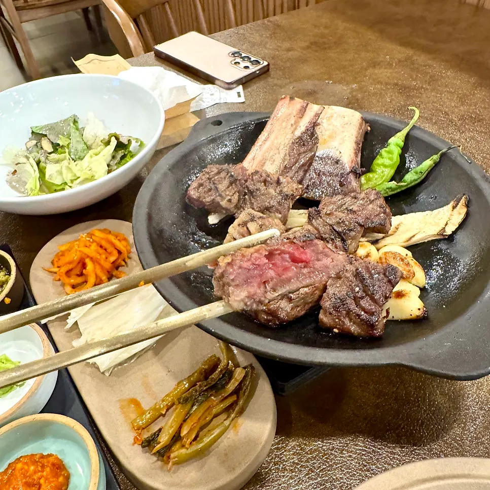 투명창으로 보이는 고기 굽는 조리 공간