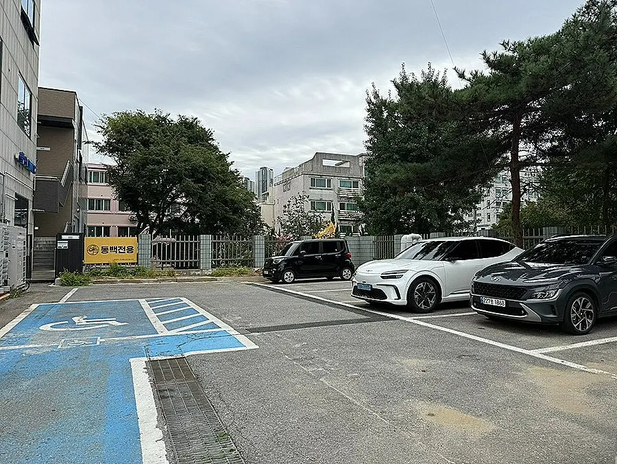 Parking space beside the Dongbaek Seokgalbi building