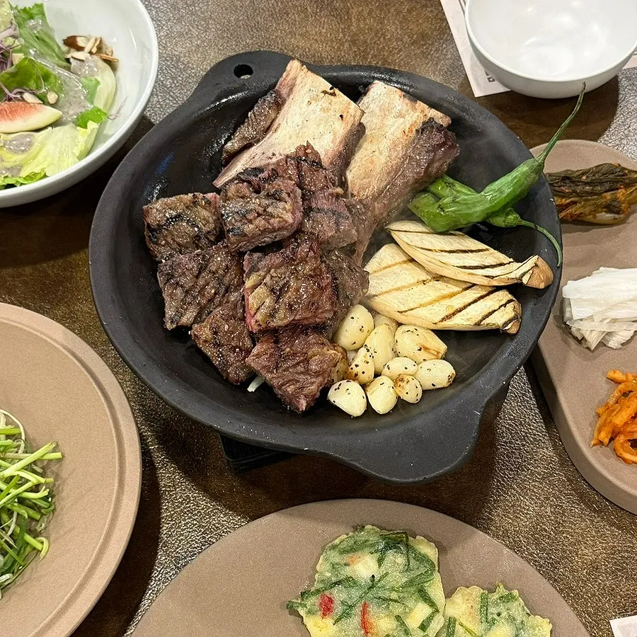 Woo seokgalbi served already grilled on the plate