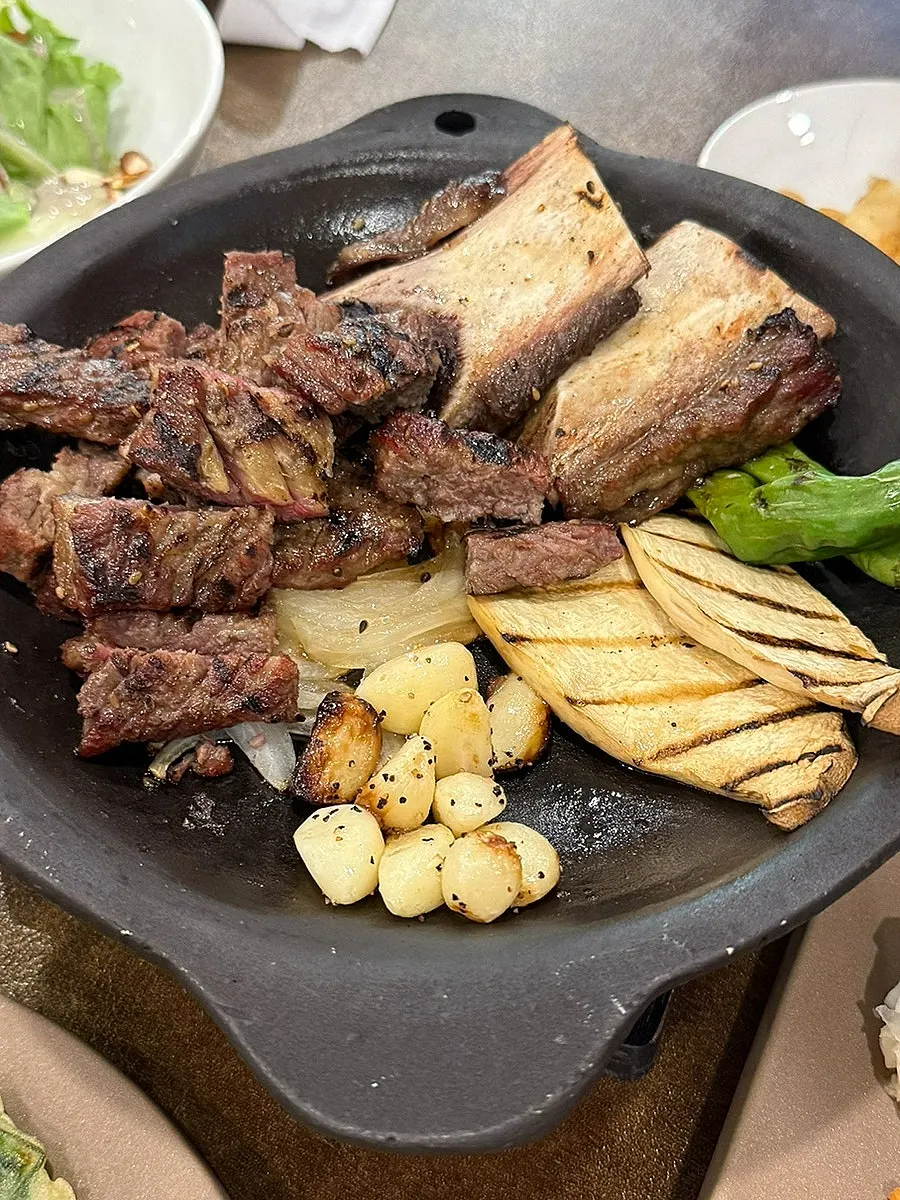 Plate of woo seokgalbi with garlic and onion