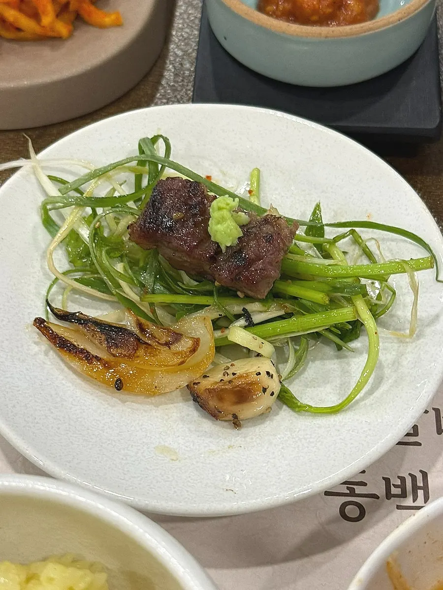 Woo seokgalbi paired with lettuce wraps and scallion salad