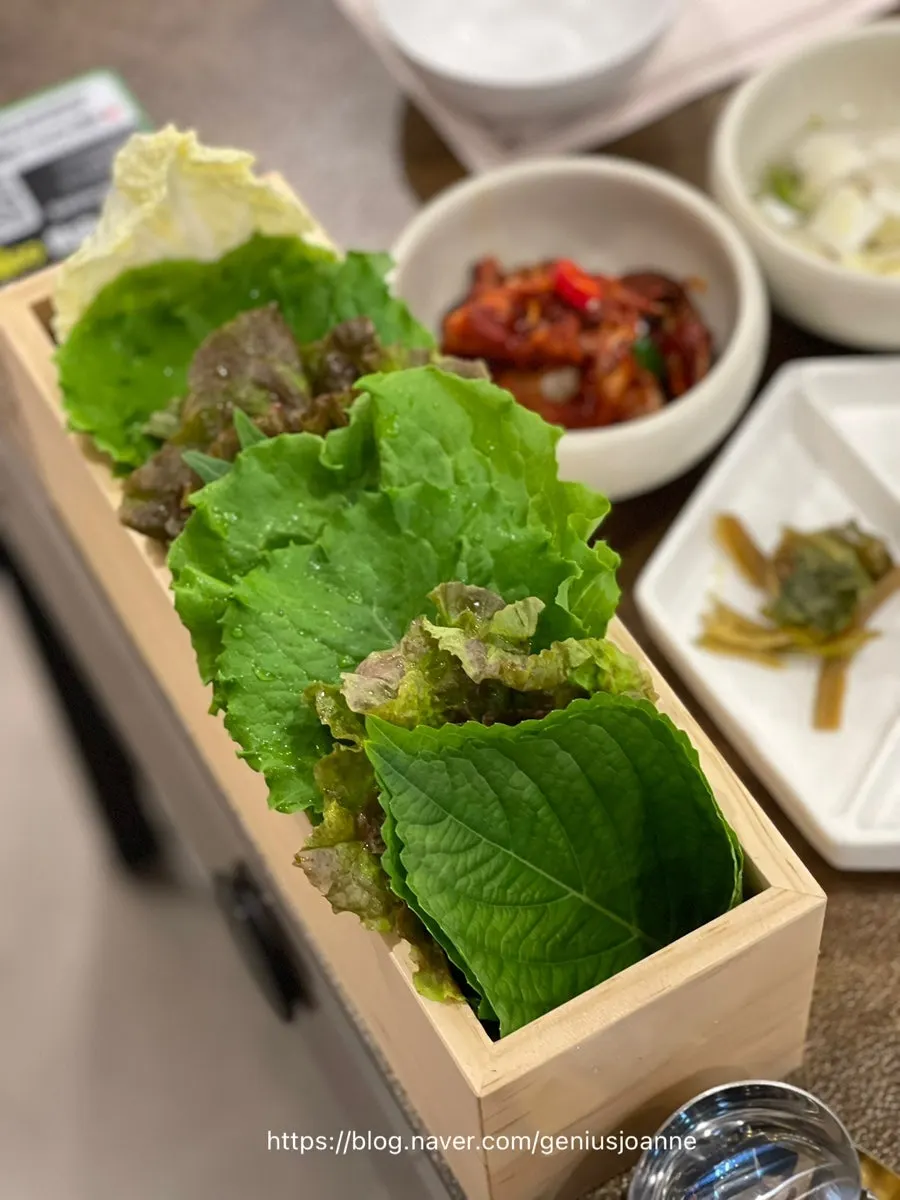 Side dishes in the seokgalbi table spread