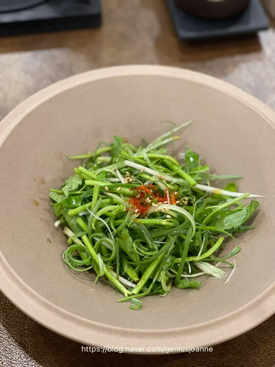Lettuce salad and seasoned shredded scallions