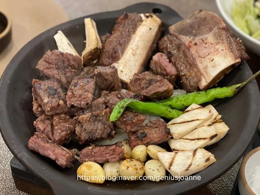 Grilled seokgalbi with garnishes