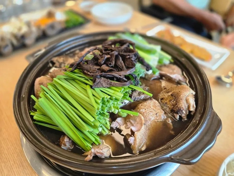 Pot of neungi mushroom duck shabu baeksuk