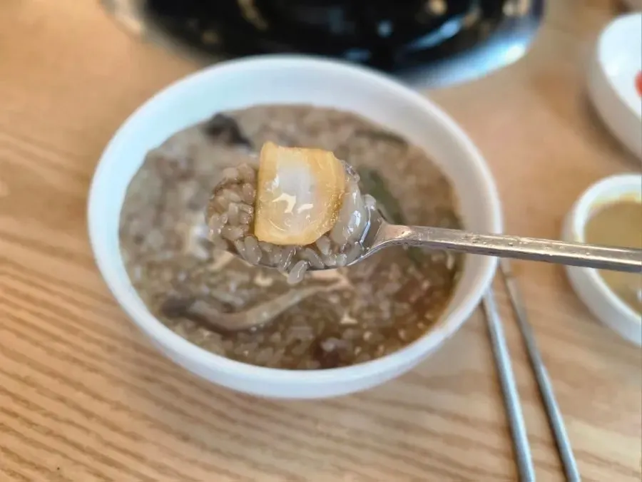 Sticky-rice porridge cooked in duck and mushroom broth