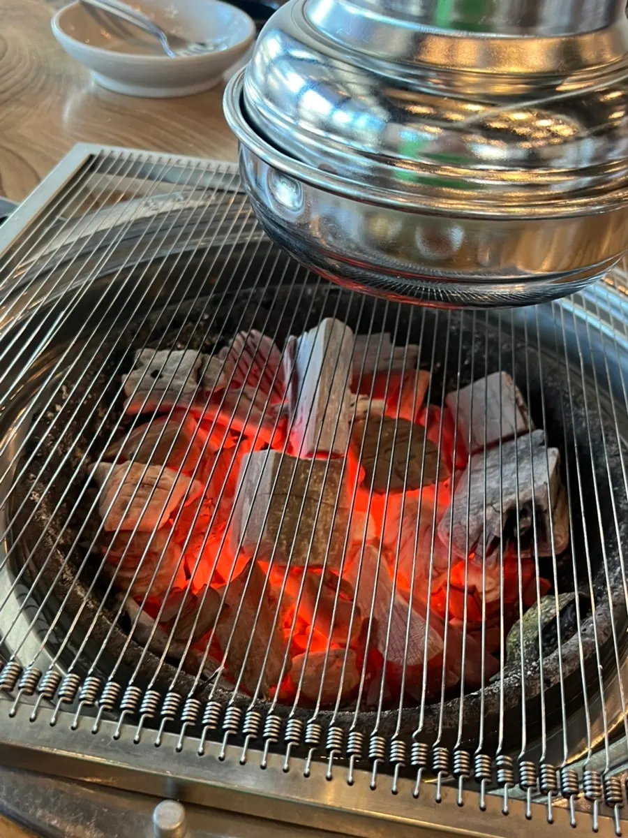 테이블에 올라온 참숯 불