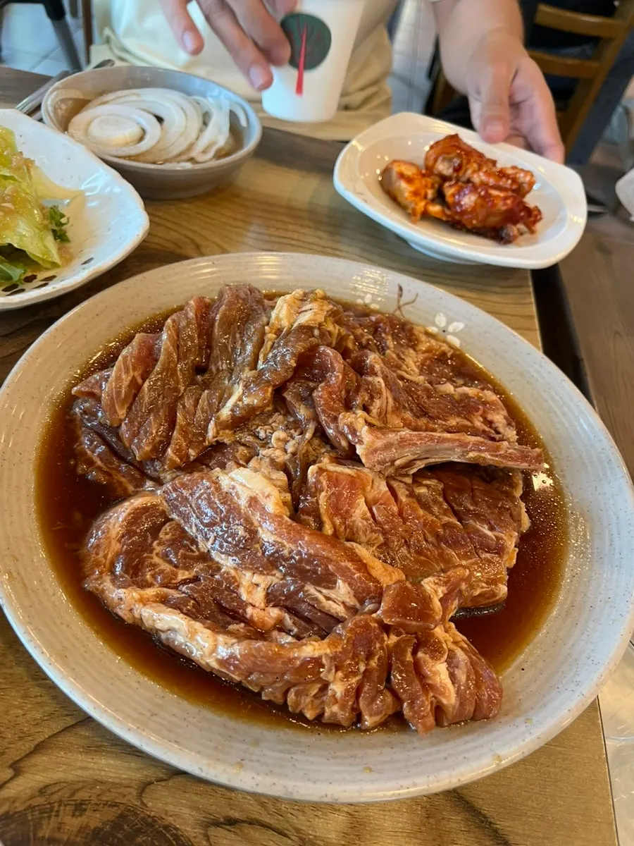 양념에 재워진 돼지갈비 한 그릇